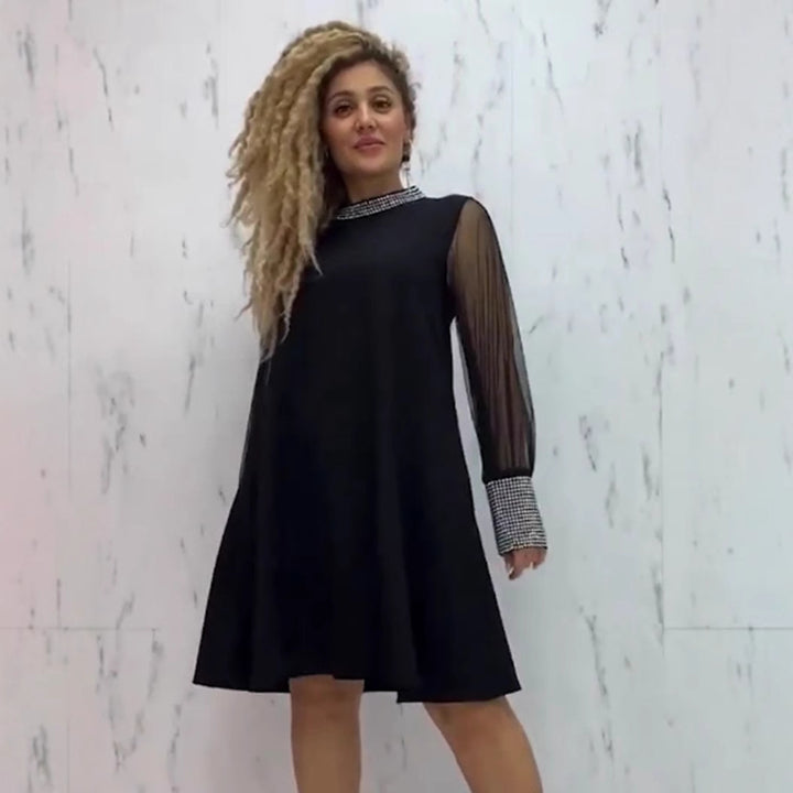 Robe de soirée pour femmes avec des manches transparentes et des accents scintillants Chic & Stil