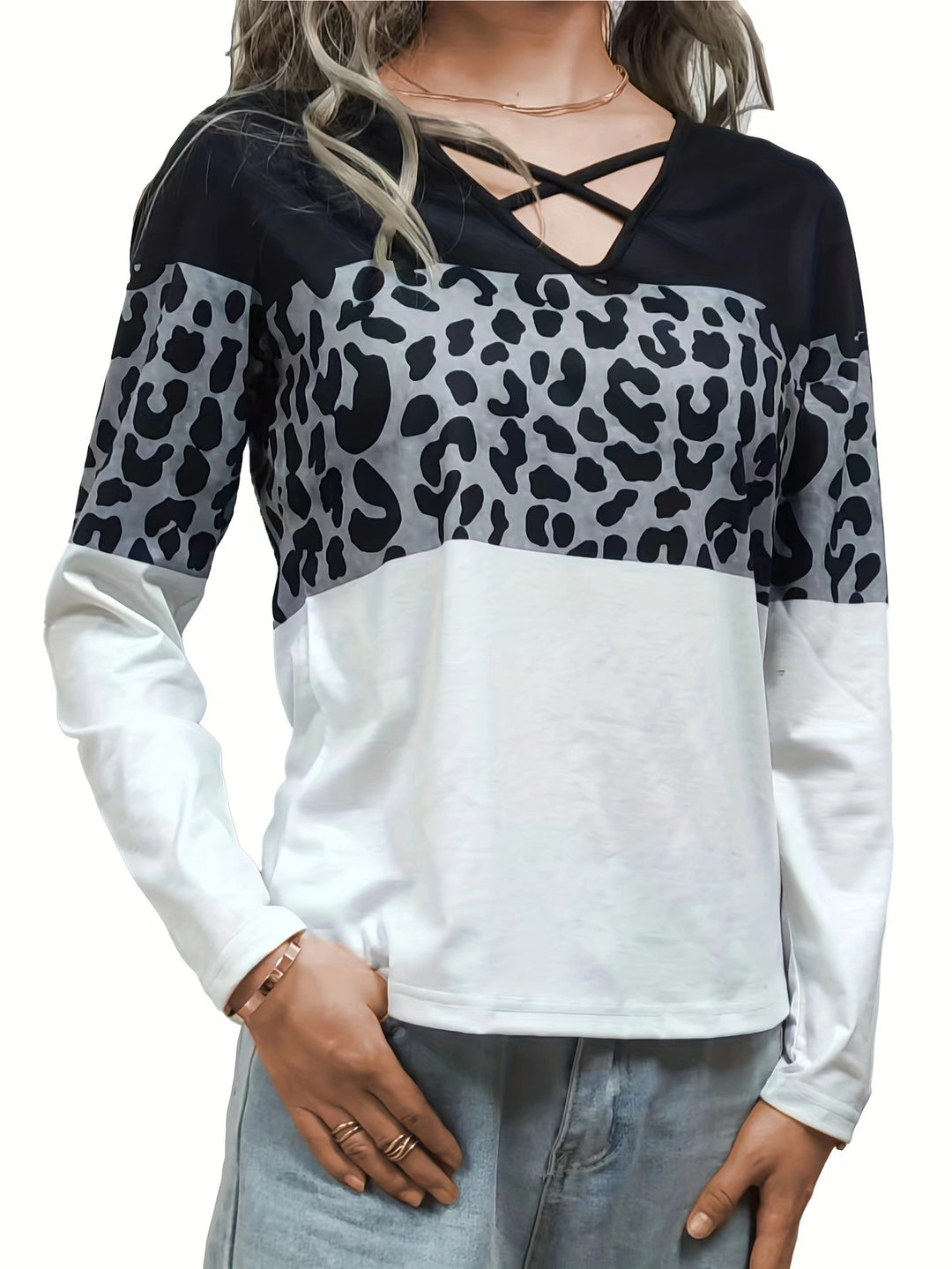 Casual long-sleeve shirt for women with a trendy leopard print and a refined V-neck Lune London