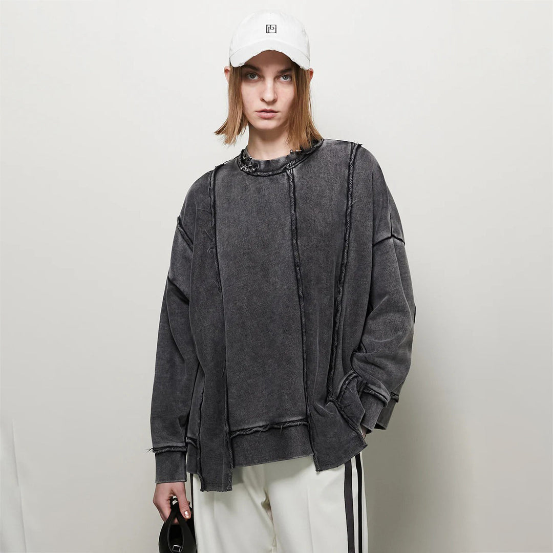 Oversized sweatshirt for women with a relaxed fit and trendy design elements Lune London