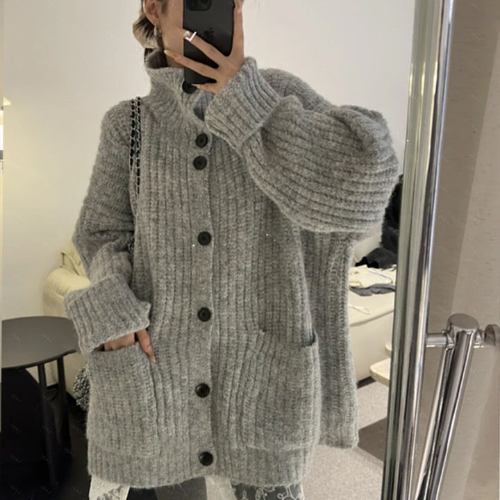 Cardigan pour femmes avec décolleté en V profond et poches pratiques Chic & Stil