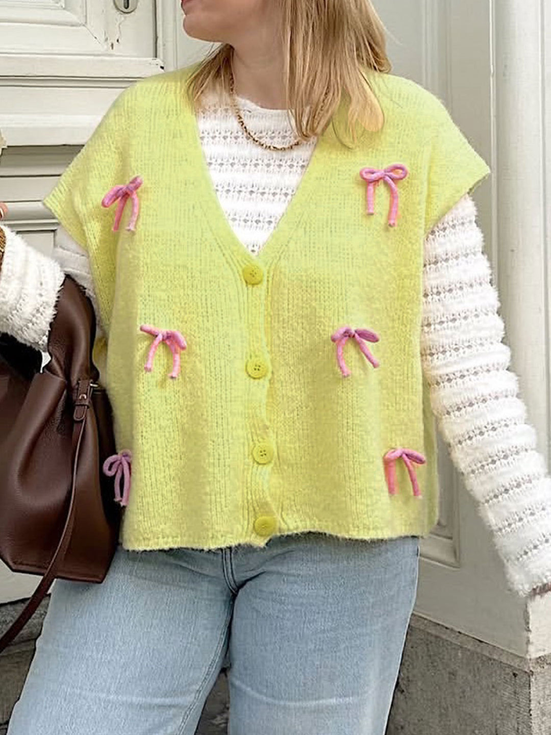 Cardigan pour femmes avec des détails de nœuds ludiques Chic & Stil