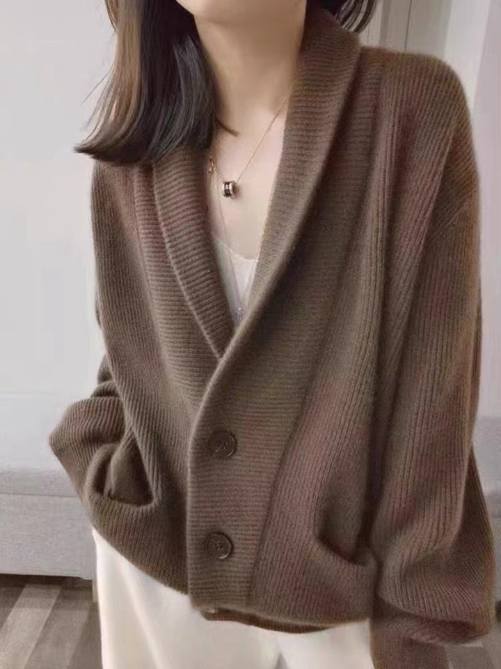 Cardigan en tricot épais pour femme avec une coupe généreuse et des revers classiques Chic & Stil