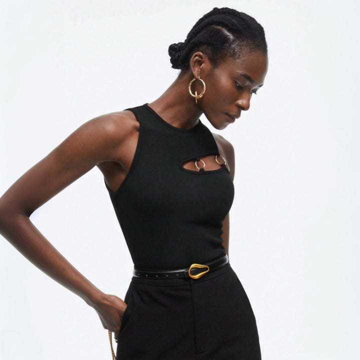 Débardeur stylé pour femmes avec design découpé innovant et accents métalliques Chic & Stil