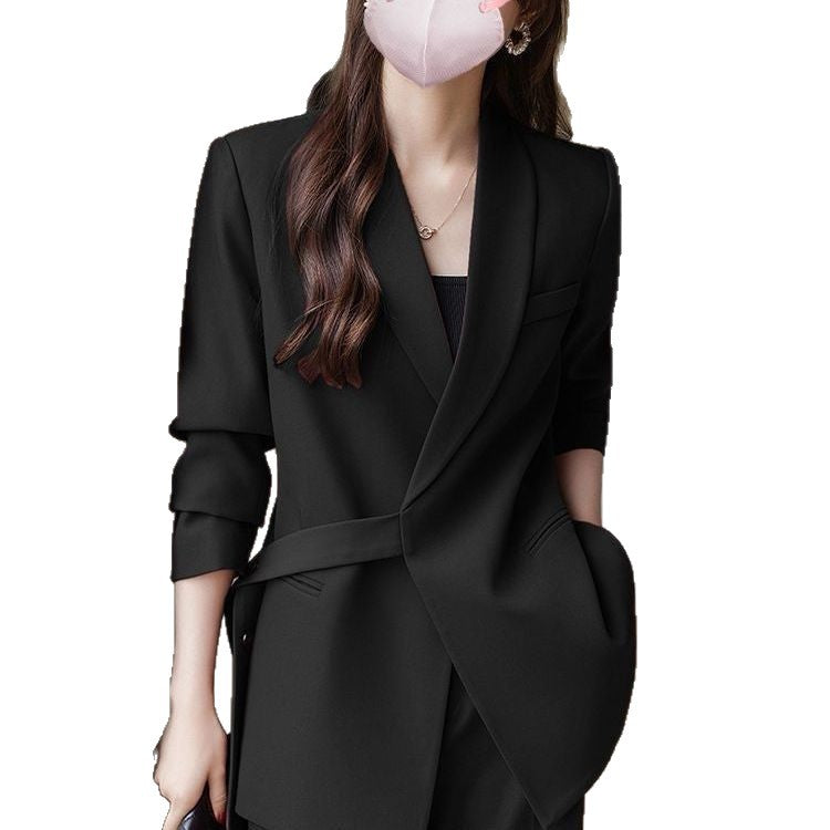 Blazer moderne pour femmes avec coupe asymétrique et ceinture à la taille Chic & Stil
