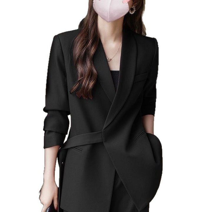 Blazer moderne pour femmes avec coupe asymétrique et ceinture à la taille Chic & Stil
