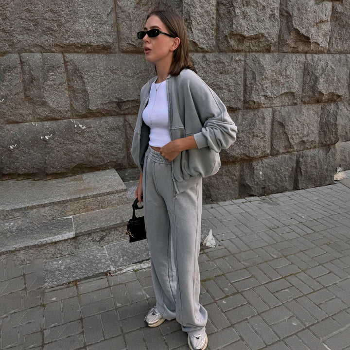 Casual outfit for women with a sweatshirt-like top and a loose-fit pant approach Lune London
