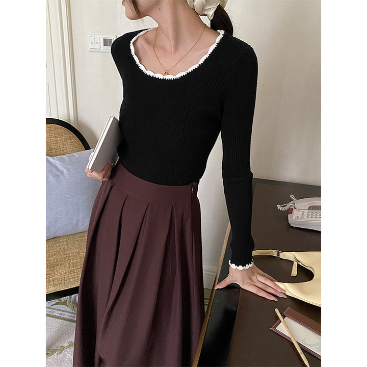 Women's elegant long-sleeved knitted top with decorative neckline Chic & Stil