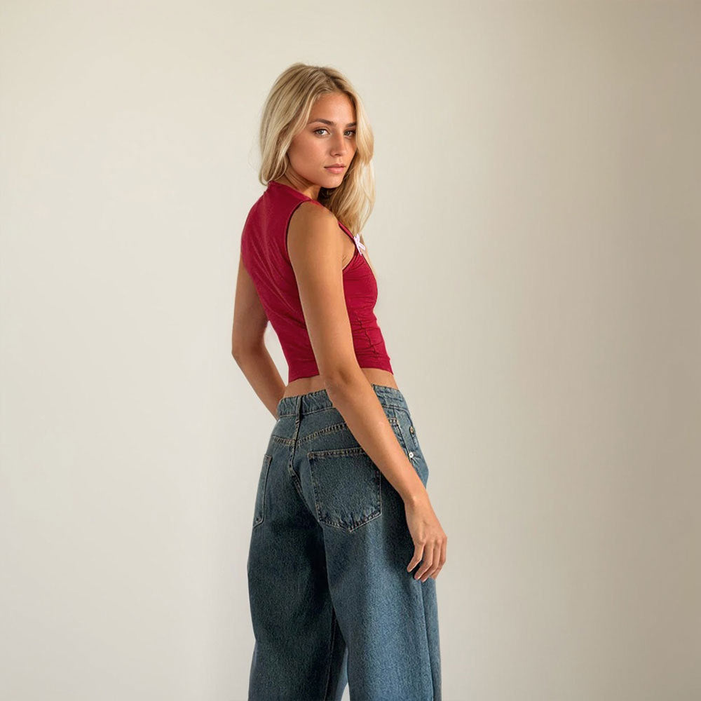 Short top for women with adjustable spaghetti straps and playful knots Chic & Stil