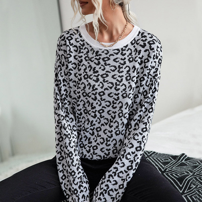 Trendy knit sweater for women with a casual leopard pattern and a round neck Lune London