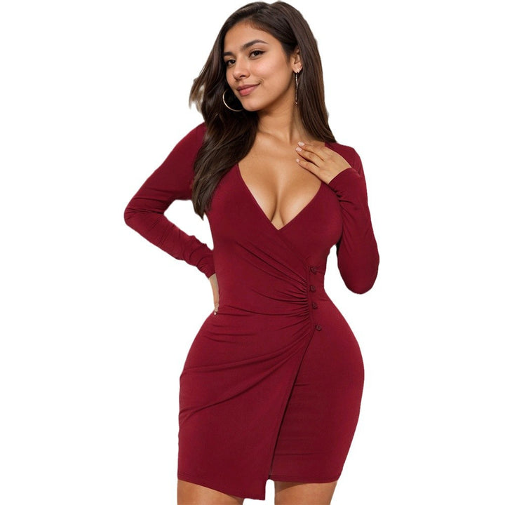 Robe enveloppante ajustée pour femmes avec détail de bouton décoratif et décolleté en V profond Chic & Stil