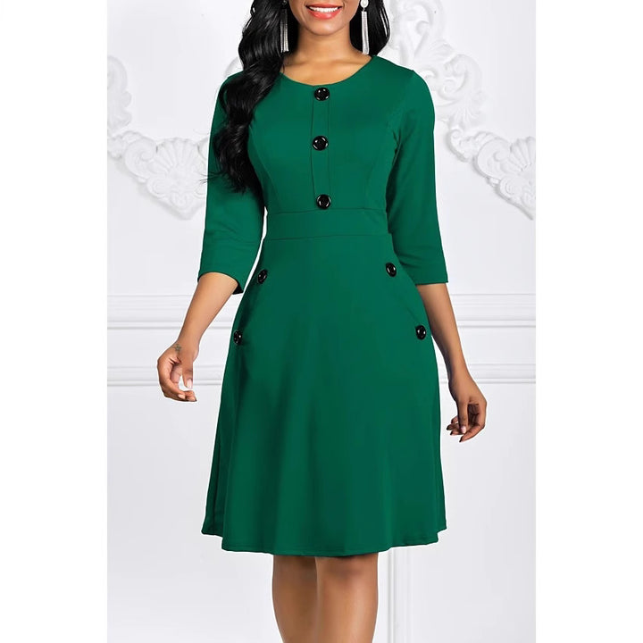 Robe élégante de dames, longueur genou, avec des boutons décoratifs et des manches 3/4 Chic & Stil