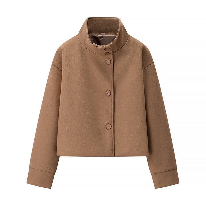 Veste féminine à la mode avec un élégant col montant et de jolis détails de boutons Chic & Stil