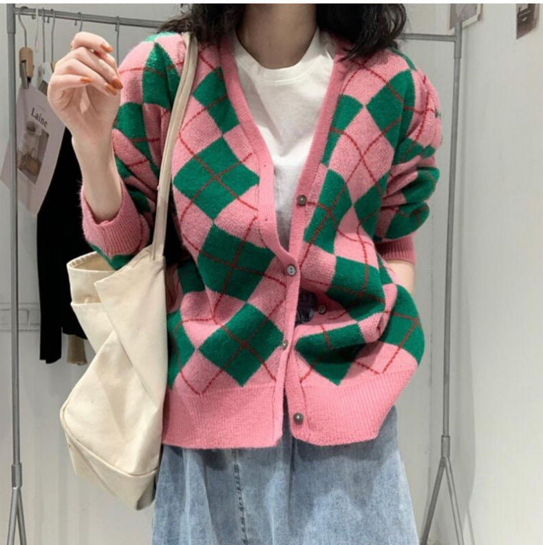 Manteau de marche féminin à la mode avec un motif en diamant élaboré et des détails de boutons Chic & Stil