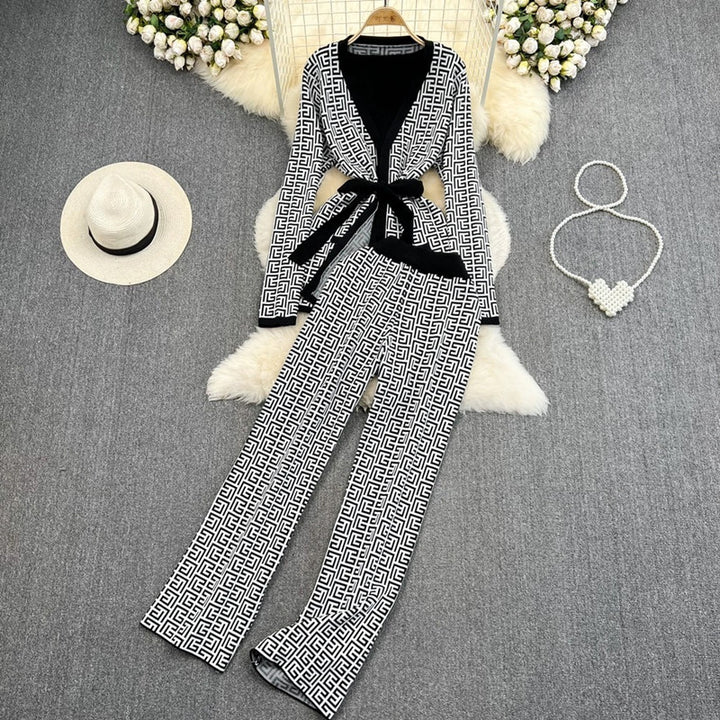 Trendy women's loungewear set with graphic pattern and relaxed fit Lune London