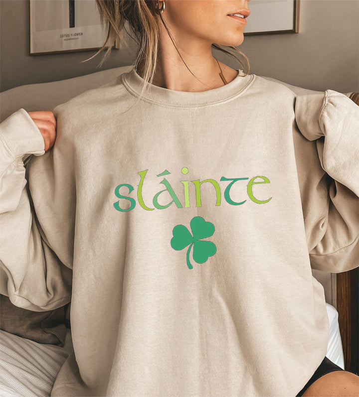 Sweat-shirt pour femmes avec des manches volumineuses et un design motivant Chic & Stil