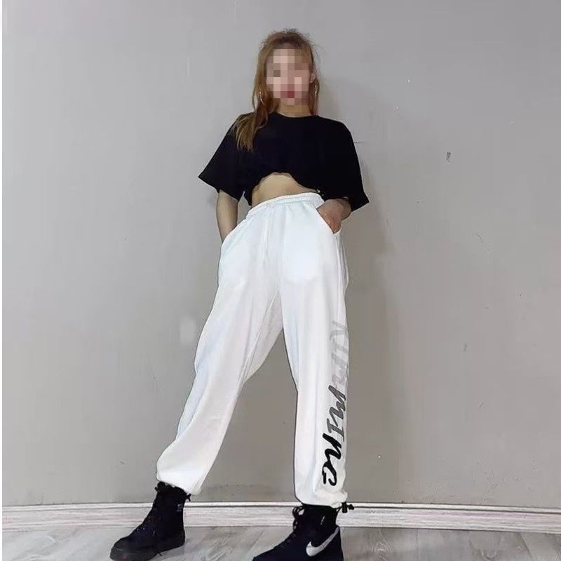 Women's loose sport jogging pants with elastic waistband and modern lettering Chic & Stil