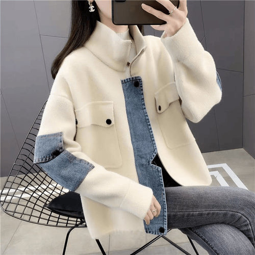 Veste de transition pour femmes avec un détail en denim moderne et un col haut Chic & Stil