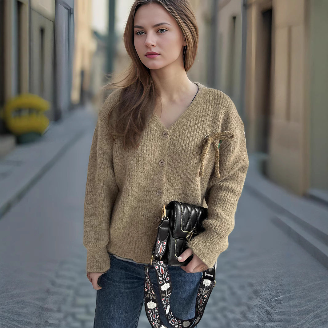 Cardigan en tricot confortable pour femmes avec une texture fine et des détails de boutons décoratifs Chic & Stil