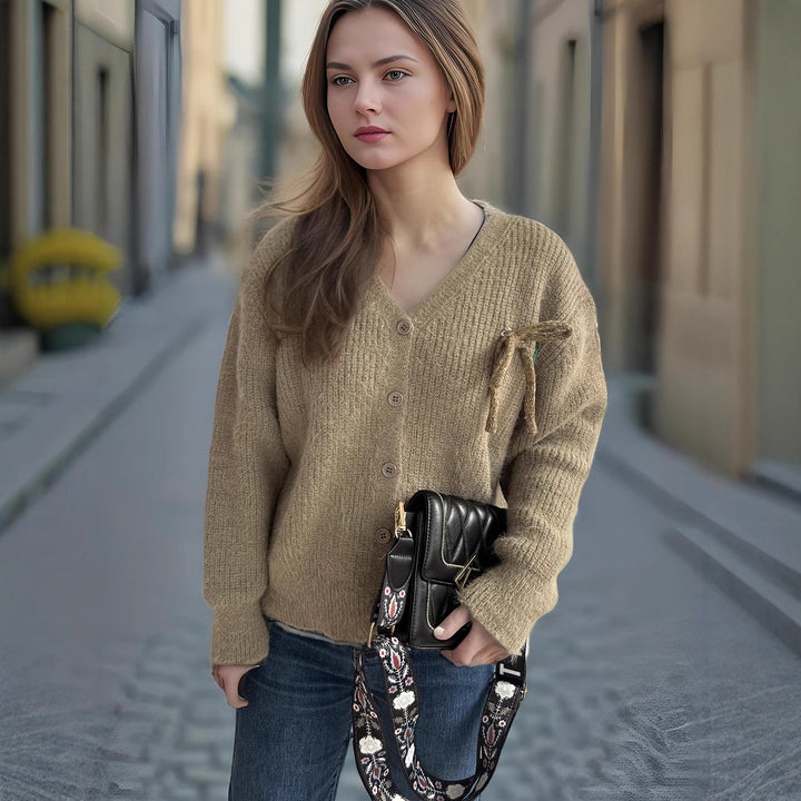 Cardigan en tricot confortable pour femmes avec une texture fine et des détails de boutons décoratifs Chic & Stil