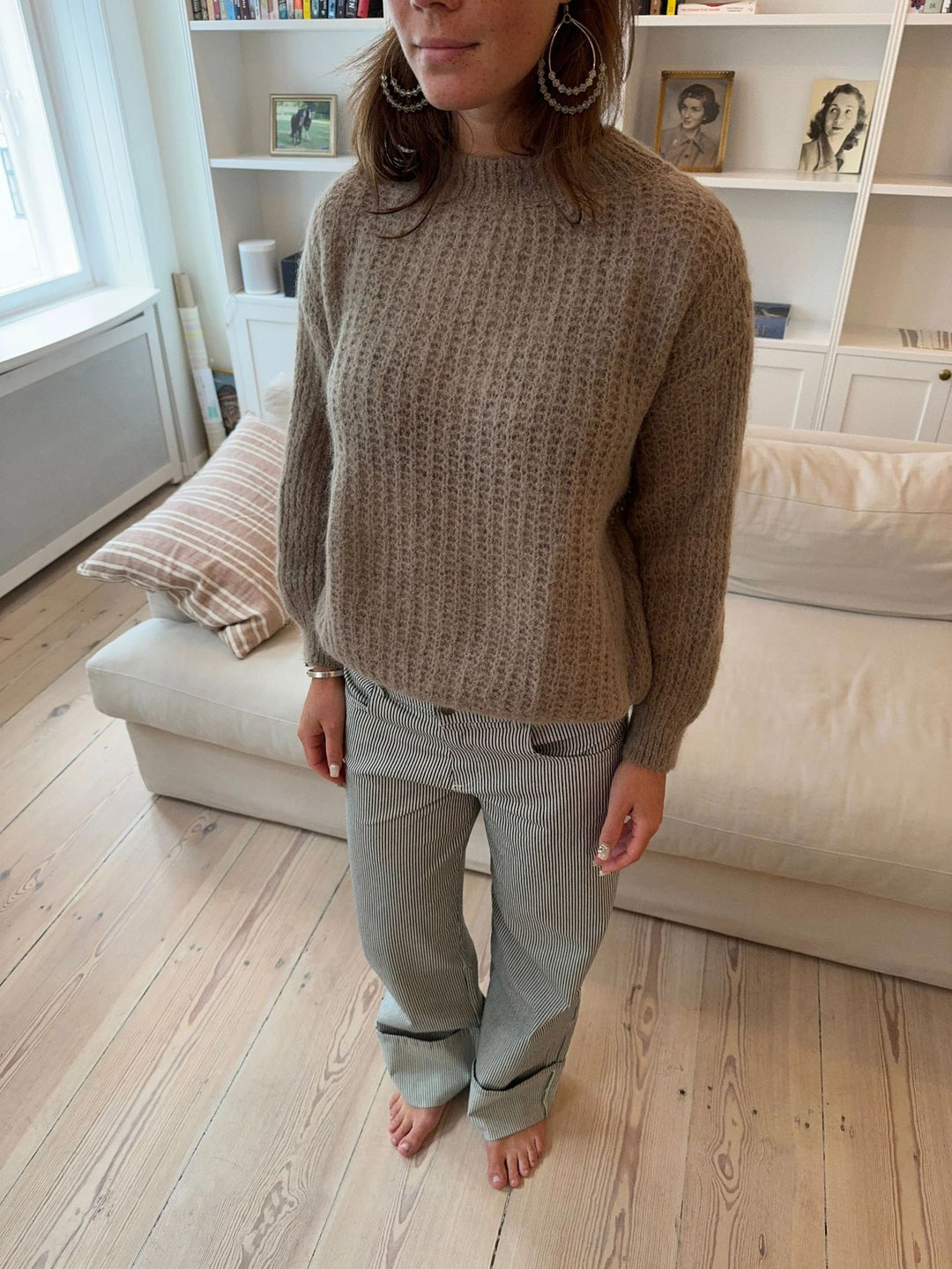 Knitted sweater for women with a trendy embossed pattern and a casual fit Lune London