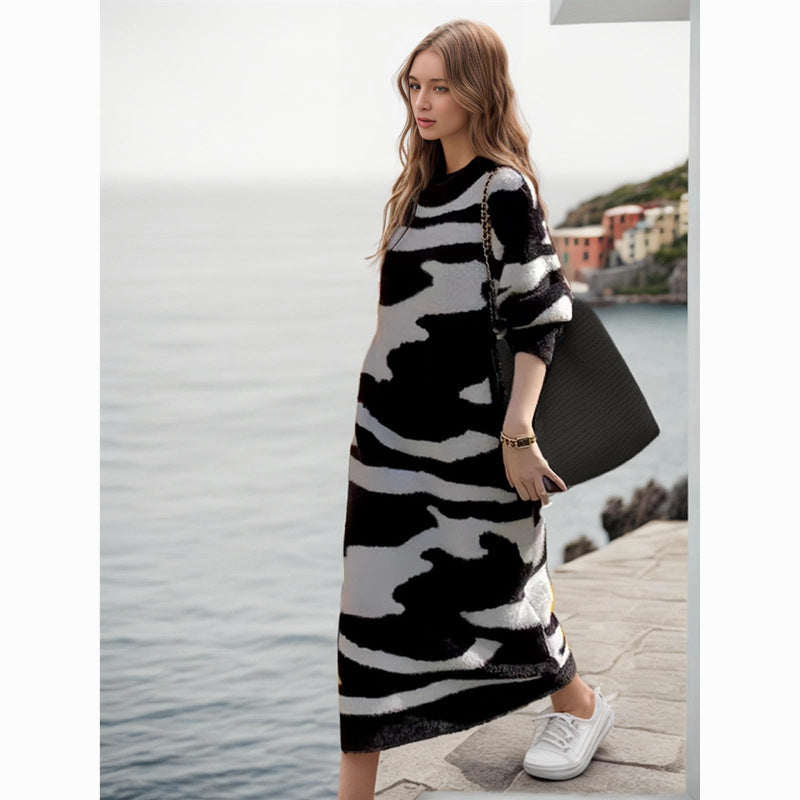 Oversized knitted round neck sweater for women with a modern animal pattern Lune London