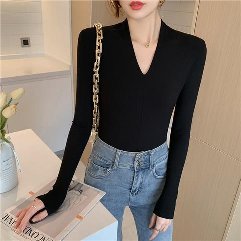 Women's Fitted Long Sleeve Top with V-Neck Chic & Stil