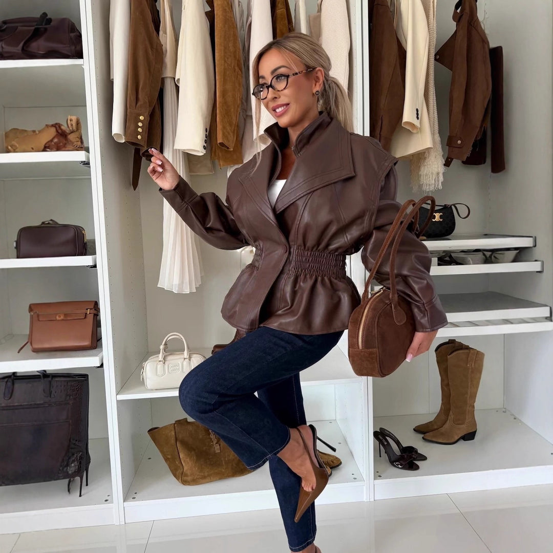 Veste blazer pour femmes en simili cuir avec coupe cintrée et manches volumineuses Chic & Stil