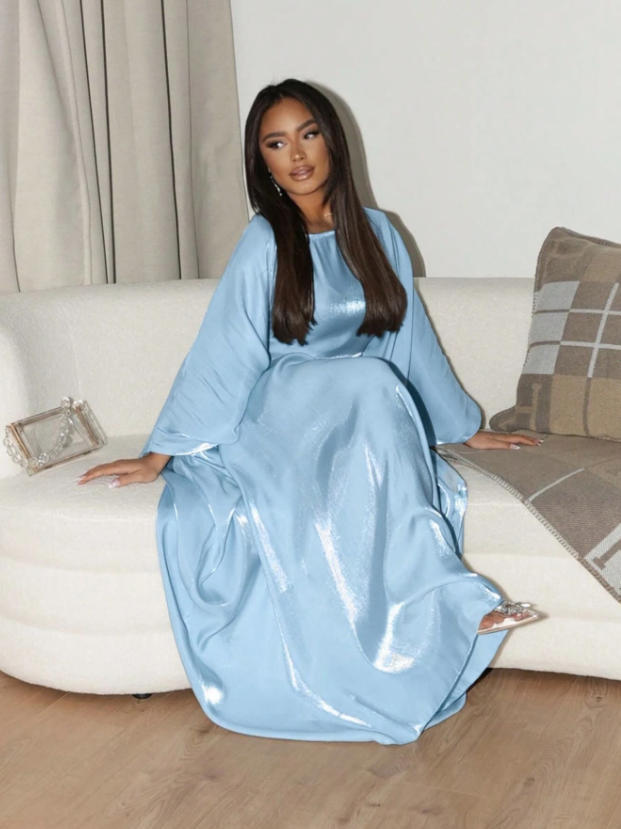 Robe maxi satin glamour pour femmes avec coupe large et manches élégantes Chic & Stil