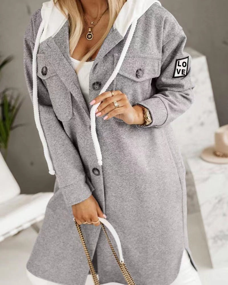 Veste à capuche surdimensionnée pour femmes avec des détails de boutons élégants et des poches Chic & Stil