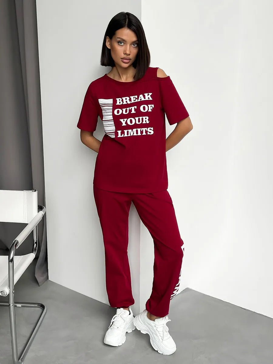 Women's sporty lounge suit with stylish cut-out sleeves and statement print Chic & Stil