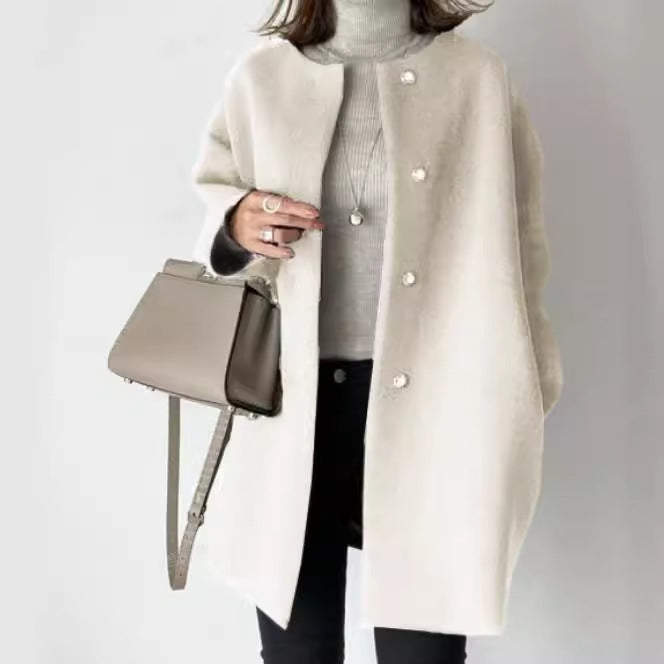 Luxurious wool coat for women with button closure and loose fit Lune London