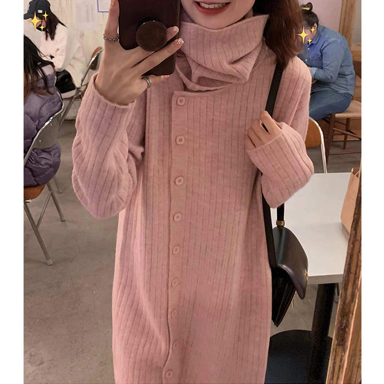 Robe tricotée pour femmes avec col roulé large et patte de boutonnage continue Chic & Stil