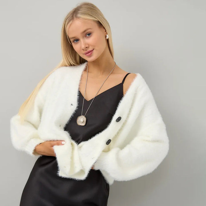 Cardigan confortable pour femmes avec coupe asymétrique et fermeture par bouton Chic & Stil