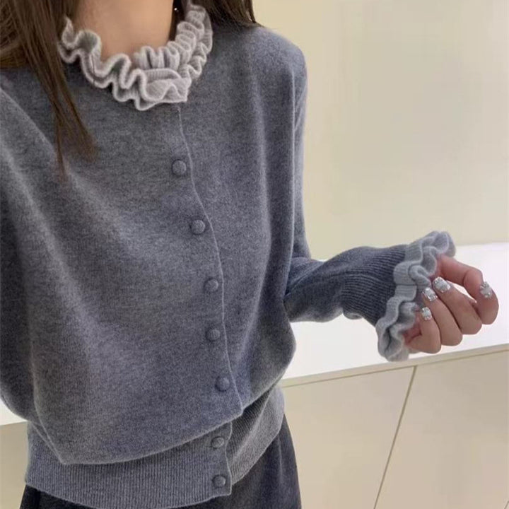 Cardigan pour femmes avec col volanté et détails de boutons Chic & Stil