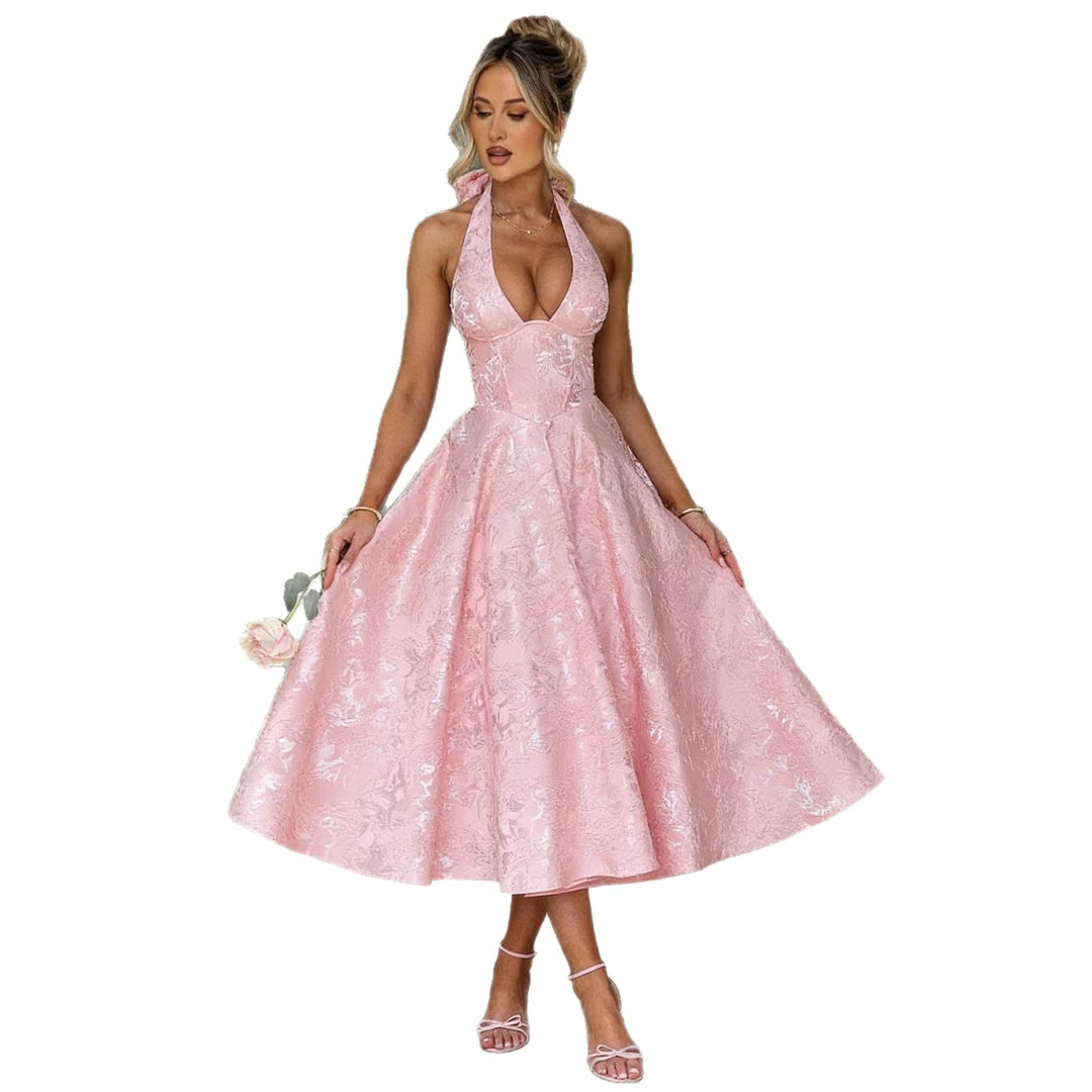 Elegant wedding dress for women with a sophisticated halter neck and a flowing skirt Chic & Stil