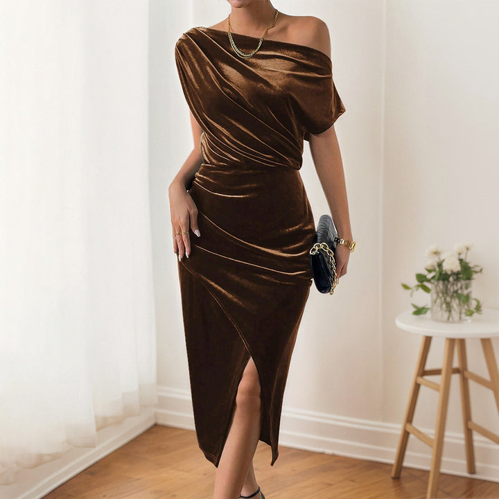 Elegant Maxi Dress for Women with Bardot Design and Luxurious Velvet Chic & Stil