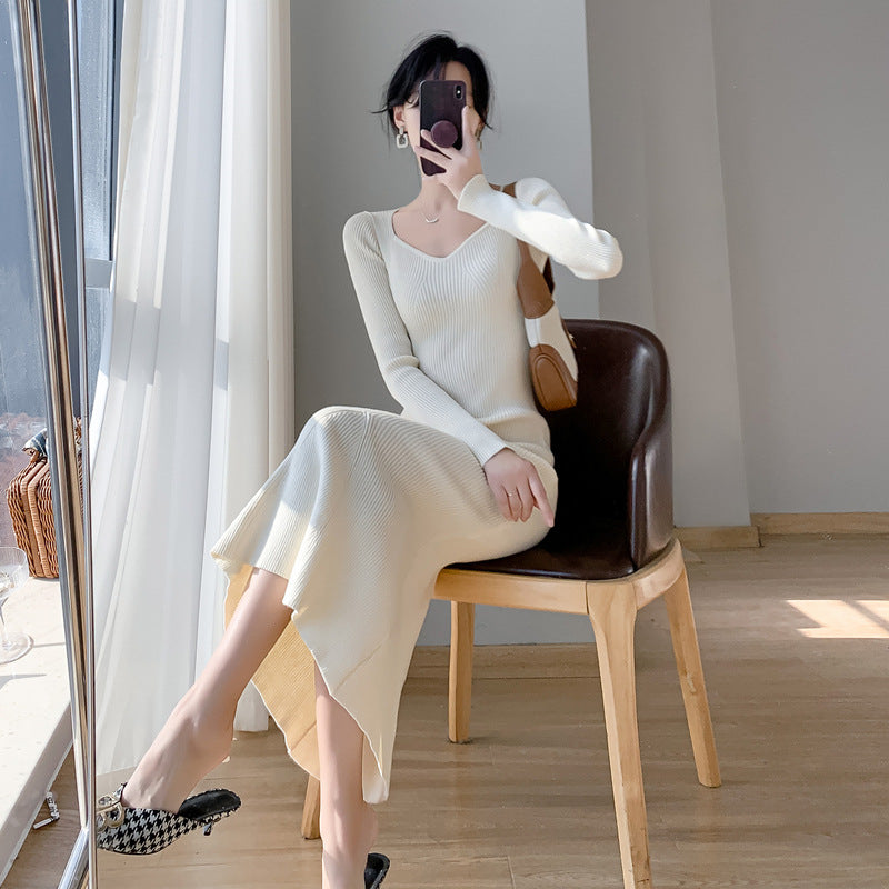 Robe en tricot pour femmes avec un élégant décolleté en V et un ourlet évasé Chic & Stil