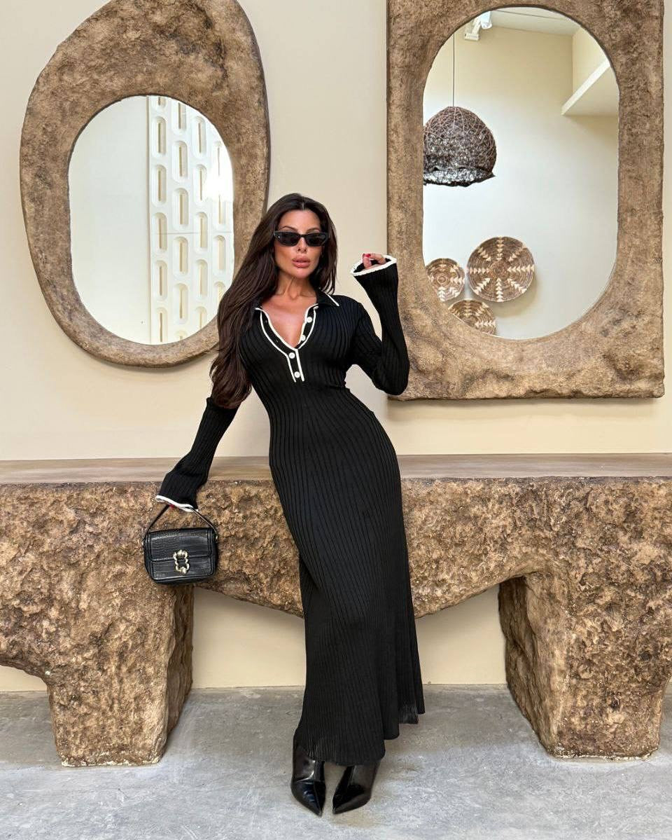 Robe maxi pour femmes avec des détails de boutons élégants et un ourlet en franges Chic & Stil