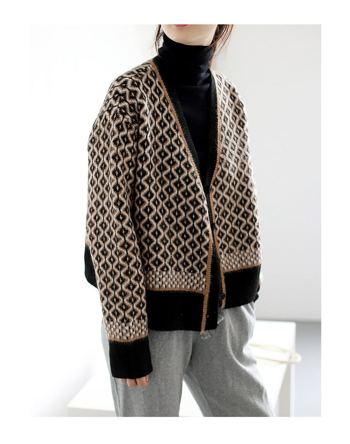 Cardigan épais en tricot pour femmes avec des motifs géométriques modernes et fermeture à boutons Chic & Stil