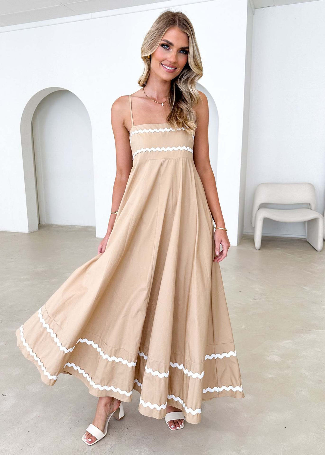 Chic & Stil Elegant A-line summer maxi dress for women with sophisticated decorative embellishments
