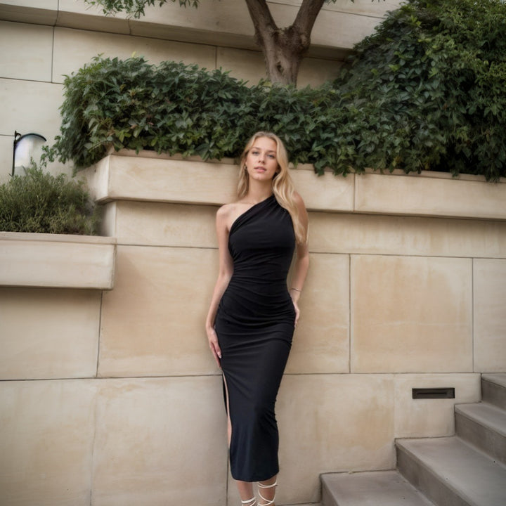 Robe enveloppante ajustée pour femmes avec encolure asymétrique et finition élégante en volants Chic & Stil