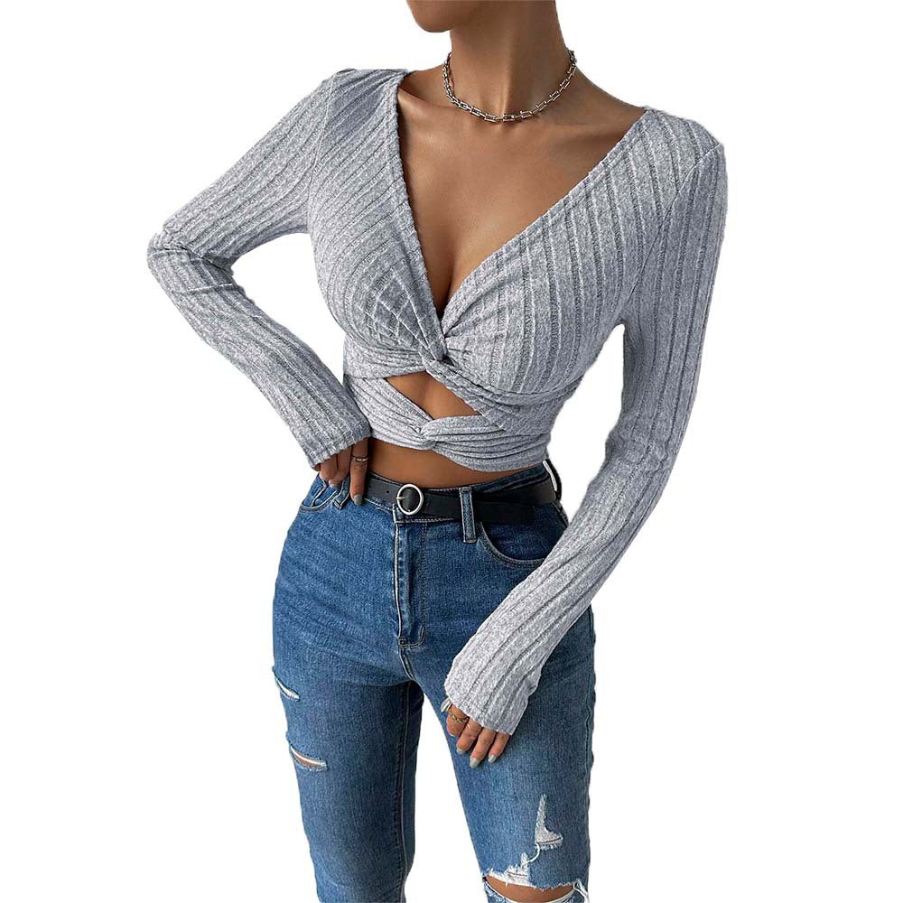 Short top for women with timeless twist design and long sleeves Chic & Stil