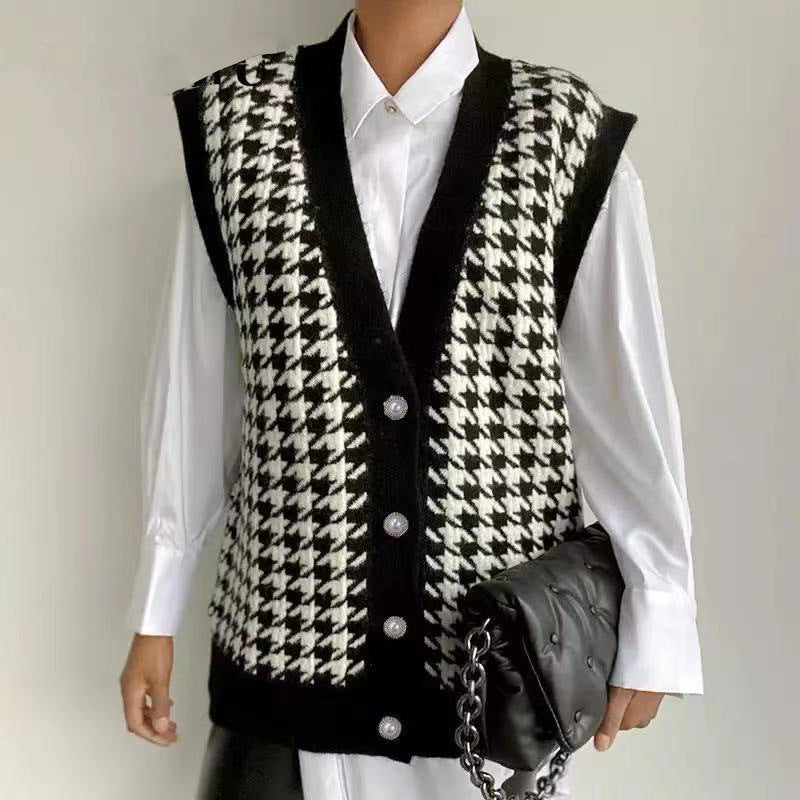 Knitted cardigan for women with a modern houndstooth pattern and stylish button details Lune London