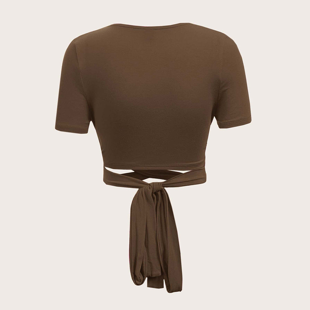 Top enveloppant flatteur pour la silhouette des femmes avec bande à nouer et design à manches courtes Chic & Stil