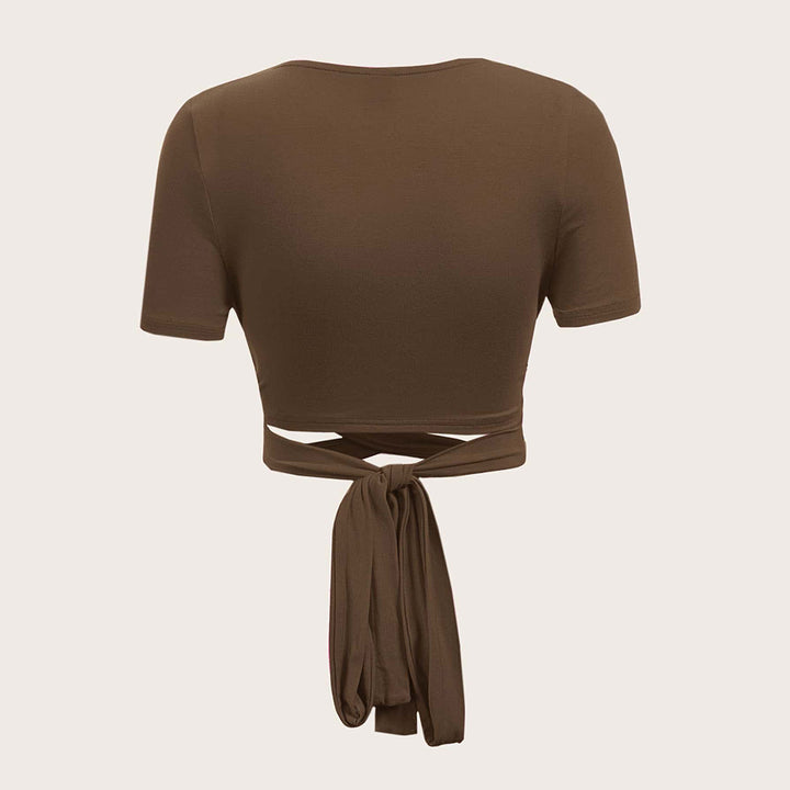Top enveloppant flatteur pour la silhouette des femmes avec bande à nouer et design à manches courtes Chic & Stil