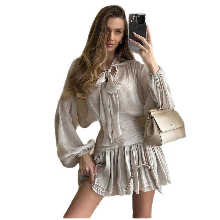Robe mini élégante pour femmes avec col en nœud Chic & Stil