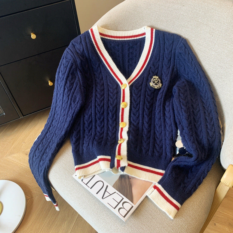 Cardigan pour femmes en tricot épais avec des boutons décoratifs et un motif à rayures sportives Chic & Stil