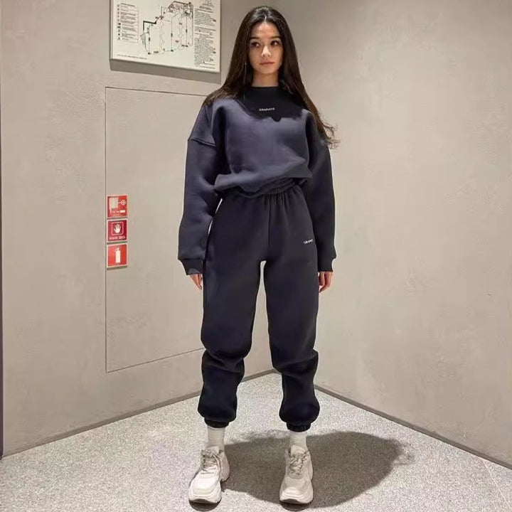 Women's tracksuit with soft inner lining and elastic fit Chic & Stil