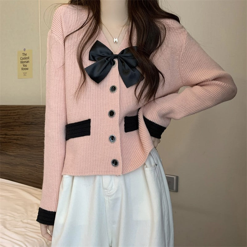 Cardigan de mode pour femmes avec des détails sophistiqués en satin et en boutons Chic & Stil