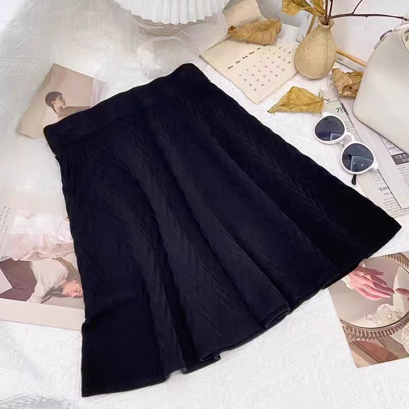 Knitted skirt for women with elegant braid details and a flattering cut Lune London
